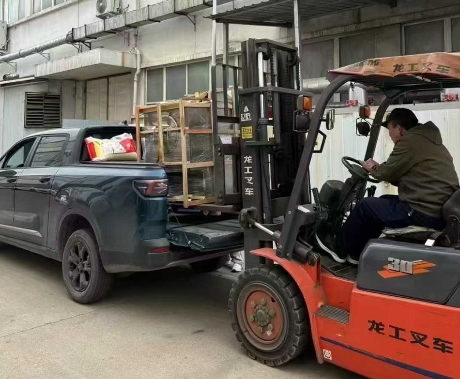 安徽客戶(hù)考察試機(jī)小型電磁炒貨機(jī)現(xiàn)場(chǎng)拉走